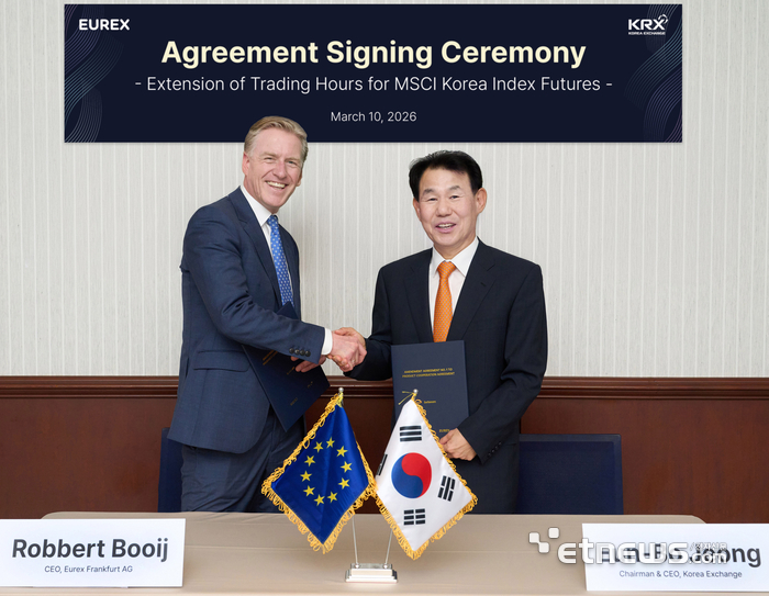 정은보 한국거래소 이사장이 지난 9일(현지시간) 미국 보카라톤에서 개최된 FIA 국제 파생상품 컨퍼런스 현장에서 독일 Eurex와 한국물 지수 파생상품 거래시간 전면 확대를 위한 상장계약을 체결하고 로버트 부이 Eurex 사장과 기념촬영을 하고 있다.