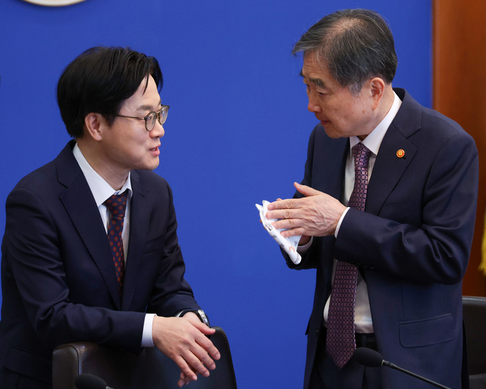 김정관 산업부 장관(왼쪽)과 조현 외교부 장관이 31일 청와대에서 열린 국무회의에서 대화하고 있다. 연합뉴스
