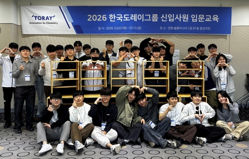 한국도레이그룹 신입사원들이 가구를 제작한 뒤 기념촬영을 하고 있다. (사진=한국도레이그룹)