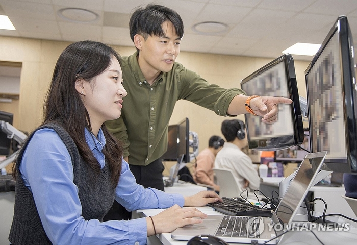 삼성전자 인재개발원에서 삼성전자 감독관이 삼성직무적성검사 응시자를 대상으로 예비 소집을 진행하는 모습. 사진제공=삼성전자 2026.3.9