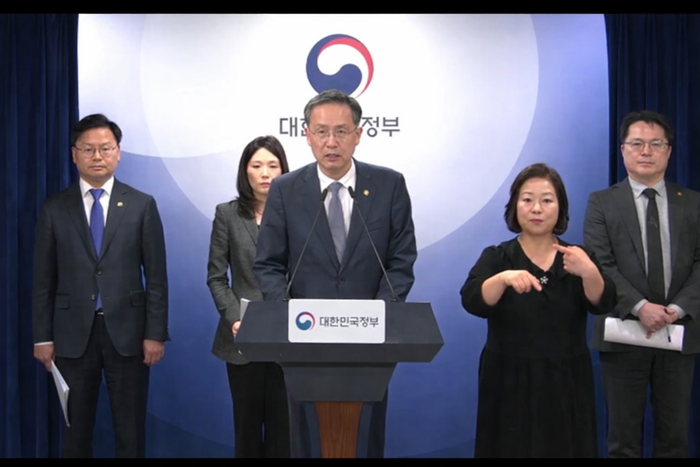 이형일 재정경제부 1차관이 3일 오후 서울 종로구 정부서울청사에서 중동 상황점검 관련 긴급 관계부처회의 결과에 대해 브리핑 하고 있다. 왼쪽부터 김성범 해수부 차관, 김진아 외교부 2 차관, 이 차관, 수어 통역사, 문신학 산업통상부 1차관.