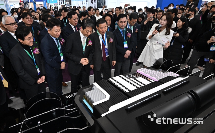 지난해 열린 인터배터리 2025 모습. 신영대 국회 이차전지포럼 공동대표(왼쪽부터), 김동명 한국배터리산업협회장, 안덕근 산업통상자원부 장관, 이철규 국회 산업통상자원중소벤처기업위원장, 김종민 더불어민주당 의원이 LG화학의 배터리 소재 솔루션을 살펴보고 있다.  이동근기자 foto@etnews.com