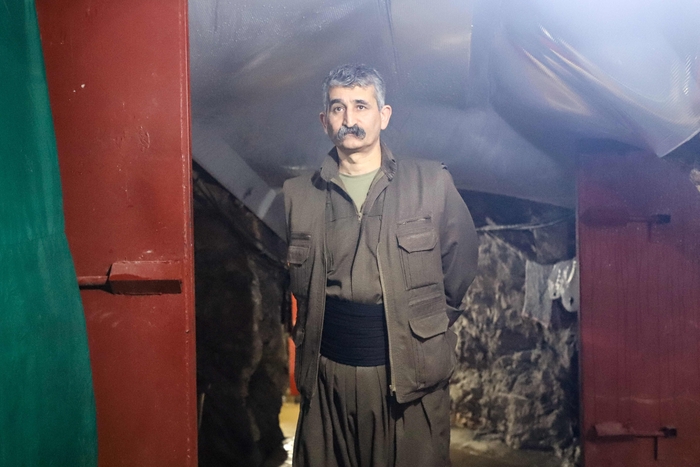 이라크 국경 근처 현장에 있는 이란 무장 세력 쿠르드자유생활당(PJAK)의 마즐룸 하프탄 사령관. 사진=AFP 연합뉴스