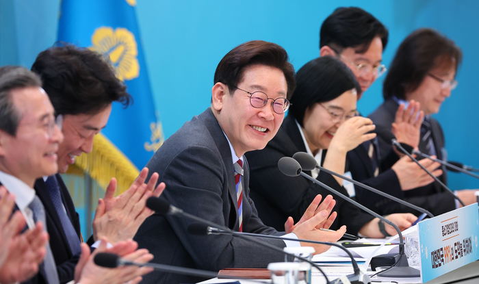 이재명 대통령이 20일 청와대 영빈관에서 열린 중소기업인과의 대화에서 한 참석자의 발언이 끝난 뒤 박수치고 있다. 연합뉴스
