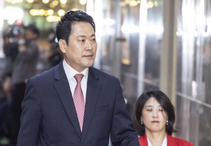 국민의힘 장동혁 대표가 31일 국회에서 우원식 국회의장을 면담하기 위해 의장실로 이동하고 있다. 연합뉴스