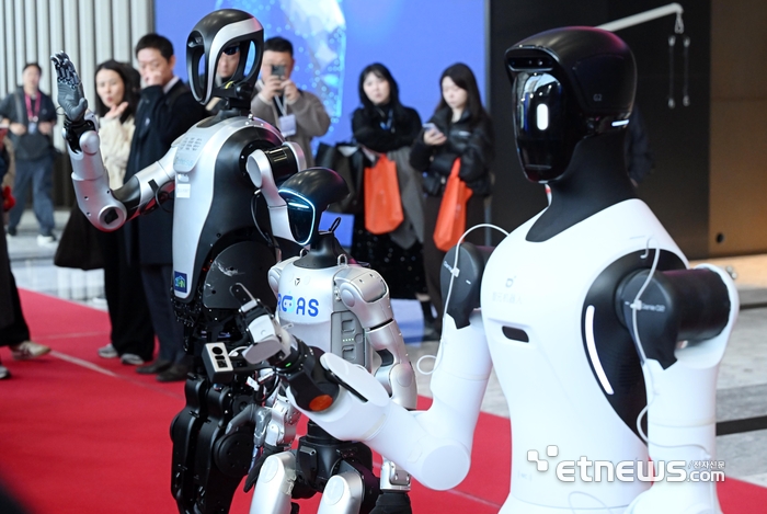 아시아 대표 제조 혁신 전시회 '2026 스마트공장·자동화 산업전(AW 2026)'이 4일 서울 강남구 코엑스에서 열렸다. 중국의 로봇 기업 레주로보틱스의 쿠아보(왼쪽부터), 유니트리의 G1, 에이지봇의 G2가 참관객을 향해 손 흔들고 있다.  이동근기자 foto@etnews.com