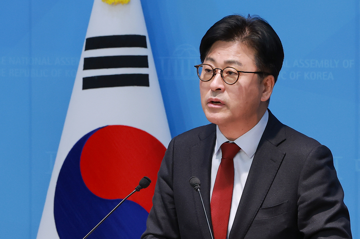 국민의힘 김종혁 전 최고위원이 12일 국회 소통관에서 당 중앙윤리위원회가 한동훈 전 대표를 제명하고 자신에 대해 탈당 권유 처분을 내린 것을 비판하고 있다. 연합뉴스