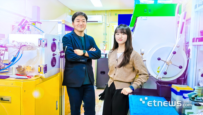 이홍섭 경희대 신소재공학과 교수(왼쪽)와 제1저자 손정현 씨와 기념 촬영했다.