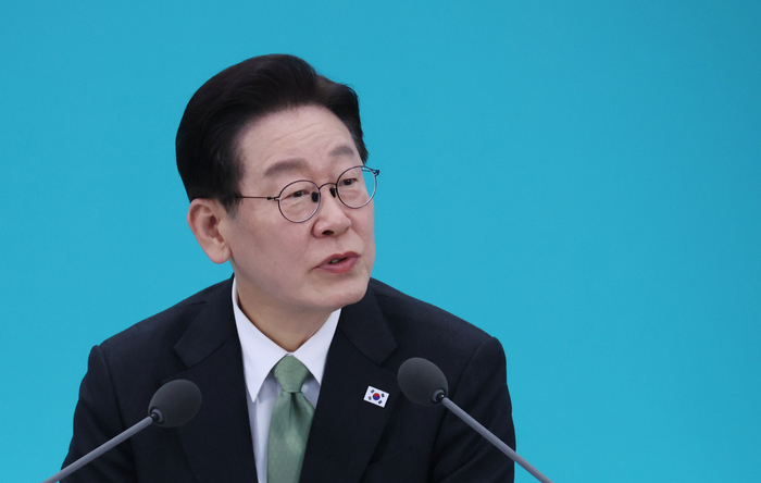 이재명 대통령이 13일 충북 청주오스코에서 열린 '충북의 마음을 듣다' 타운홀미팅 간담회에서 발언하고 있다. 연합뉴스