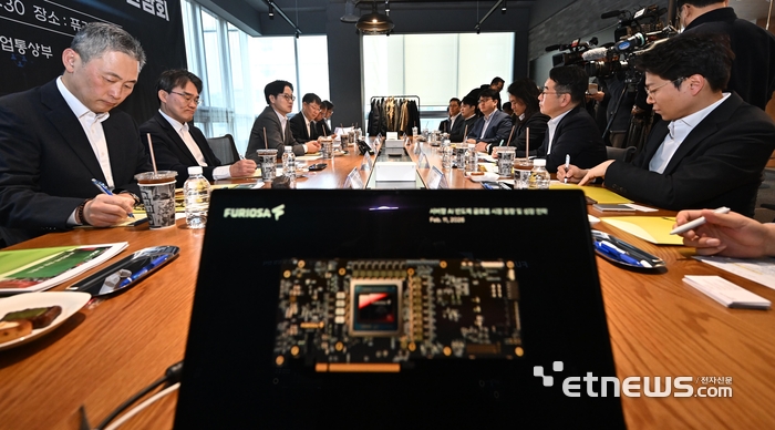 AI 반도체 핵심기업 성장전략 간담회가 11일 서울 강남구 퓨리오사AI에서 열렸다. 김정관 산업통상부 장관이 모두발언을 하고 있다.
이동근기자 foto@etnews.com