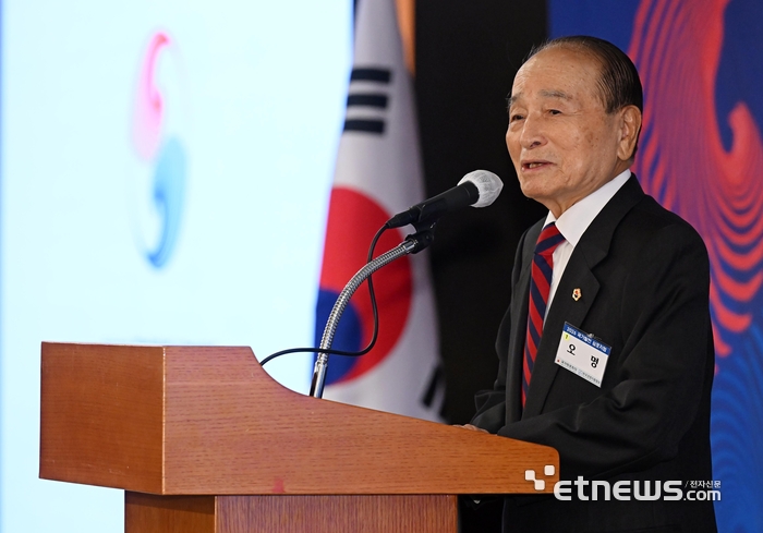 2026 국가발전 심포지움이 'AI가 만들어가는 생산적 사회'를 주제로 16일 서울 중구 롯데호텔에서 열렸다. 오명 국가원로회의 상임의장이 개회사를 하고 있다.  이동근기자 foto@etnews.com