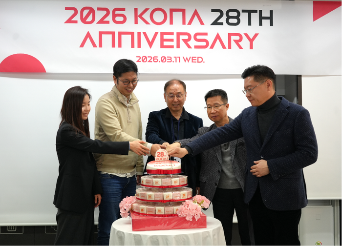 조정일 코나아이 대표이사(가운데) 및 임원들이 창립 28주년 기념식에서 기념 케이크를 자르고 있다.