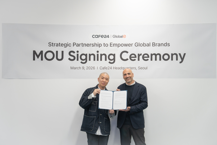 곽형석 카페24 커머스플랫폼팀 총괄팀장(왼쪽)과 란 알모그 글로벌-e 코리아 지사장