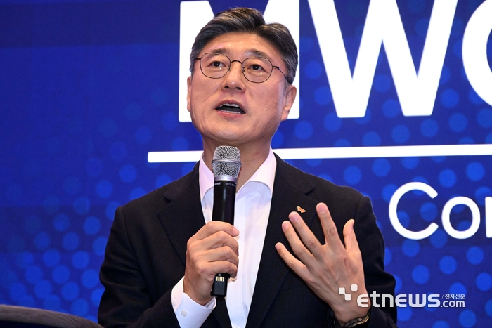 정재헌 SK텔레콤 대표가 사업계획 및 방향을 발표하고 있다. 김민수기자 mskim@etnews.com
