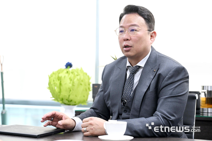 신동진 인아그룹 부회장이 전자신문과 인터뷰를 갖고 사업 계획과 중장기 비전을 밝혔다.  김민수기자 mskim@etnews.com