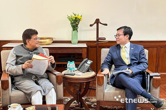 여한구 산업통상부 통상교섭본부장이 13일(현지시간) 인도 델리에서 열린 '한-인도 통상장관 회담'에서 피유시 고얄 인도 상공부 장관과 대화하고 있다. 산업부 제공