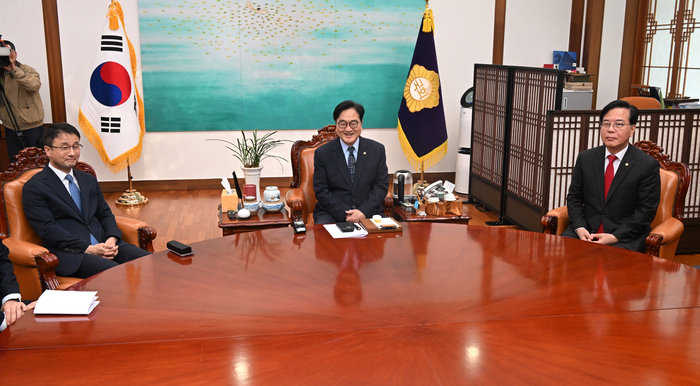 우원식 국회의장이 30일 서울 여의도 국회에서 열린 의장 주재 여야 원내대표 회동을 하고 있다. 연합뉴스