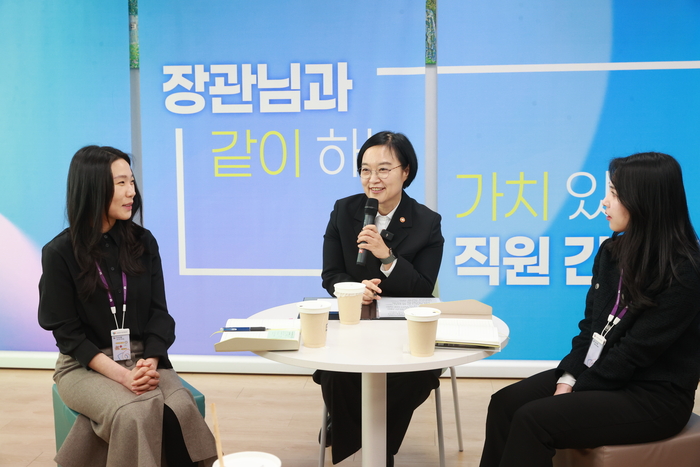 한성숙 중소벤처기업부 장관이 11일 대전 소상공인시장진흥공단을 방문해 공단 임직원들과 중동 상황 관련 소상공인 현장 상황을 점검하고 정책 집행 과정의 애로사항을 논의하고 있다.