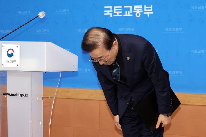 김윤덕 국토교통부 장관이 9일 정부세종청사 국토부 기자실에서 최근 무안공항 항공기 잔해물 추가 조사 과정에서 희생자들의 유해와 유류품이 추가로 발견된 것에 대해 사과하고 있다. (사진=연합뉴스)