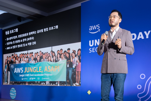 이기혁 AWS 한국 스타트업 에코시스템 총괄이 17일 서울 코엑스에서 열린 'AWS 유니콘데이 2026' 에서 기조연설을 하고 있다. AWS코리아 제공