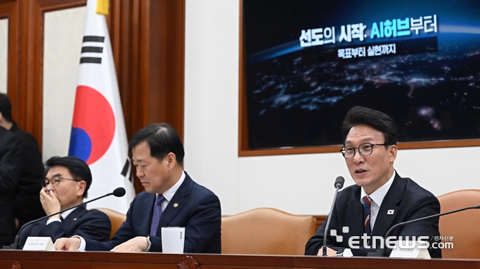 글로벌 AI 허브 유치위원회가 24일 서울 종로구 정부서울청사에서 열렸다. 김민석 국무총리가 모두발언을 하고 있다.  이동근기자 foto@etnews.com