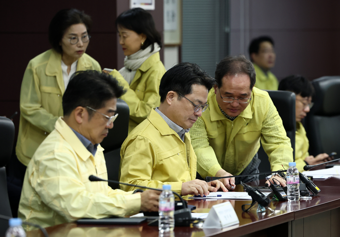 문신학 산업통상자원부 차관이 1일 서울 한국무역보험공사에서 열린 '이란 사태' 실물경제 점검회의에 앞서 관계자들과 대화를 나누고 있다. 연합뉴스