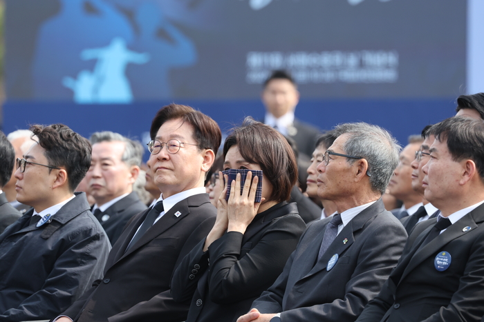 김혜경 여사가 27일 이재명 대통령과 참석한 국립대전현충원에서 열린 서해수호의날 기념식에서 영상을 보며 눈물을 닦고 있다. 연합뉴스