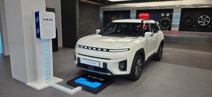 위츠가 서울 KGM 익스피리언스센터 강남에 전시하고 있는 전기차 무선충전기. 〈사진 위츠 〉