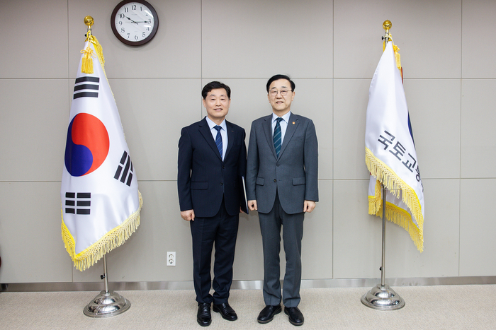 정왕국 에스알 사장(왼쪽)과 김윤덕 국토교통부 장관이 16일 정부세종청사에서 임명장 전수 후 기념촬영을 하고 있다. (사진=국토교통부)