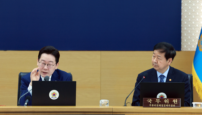 이재명 대통령이 17일 정부세종청사에서 열린 국무회의에서 발언하고 있다. 오른쪽은 구윤철 부총리 겸 재정경제부 장관. (사진=연합뉴스)