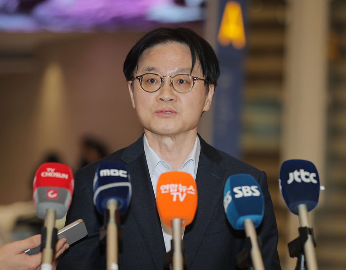 (영종도=연합뉴스) 류영석 기자 = 미국을 방문해 관세 문제 등 통상 현안을 협의한 김정관 산업통상부 장관이 8일 인천국제공항 제2여객터미널을 통해 귀국해 취재진 질문에 답변하고 있다.