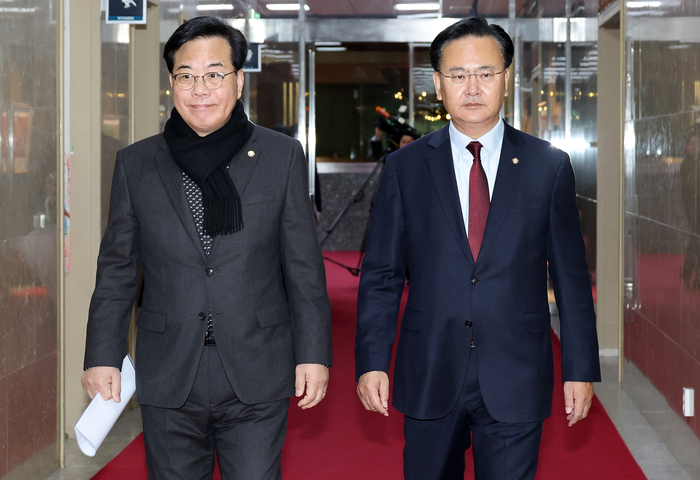 국민의힘 송언석 원내대표와 유상범 원내운영수석부대표가 18일 국회 의장실을 항의 방문하고 있다. 연합뉴스