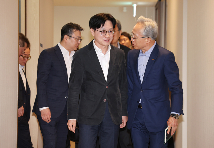 김정관 산업통상자원부 장관(오른쪽 두번째)이 27일 서울 중구 대한상공회의소에서 6개 경제단체와 중동 전쟁에 따른 공급망 위기 대응 방안을 논의하기 이동하고 있다. 연합뉴스