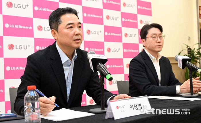 1일 오전(현지시간) MWC26 행사가 열리는 스페인 바르셀로나에서 진행된 기자간담회에서 이상엽 LG유플러스 CTO(왼쪽)와 임우형 LG AI연구원장이 취재진 질문에 답변하고 있다. 김민수기자 mskim@etnews.com