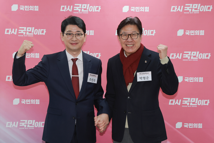 6·3 지방선거 부산시장에 도전하는 박형준 부산시장(오른쪽)과 국민의힘 주진우 의원이 11일 서울 영등포구 여의도 국민의힘 중앙당사에서 열린 광역단체장 후보 면접에 앞서 기념 촬영하고 있다. 연합뉴스