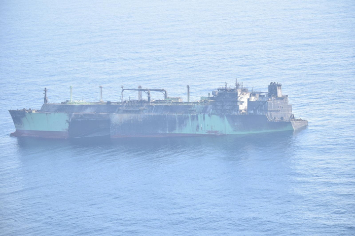 지난 3일 드론 공격을 받고 몰타와 람페두사 사이에 표류된 러시아 국적 액화천연가스(LNG) 운반선 아크틱 메타가즈호. 사진=로이터 연합뉴스