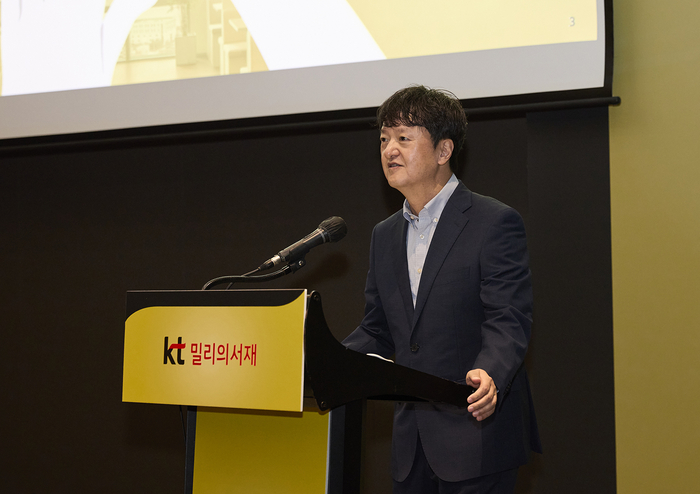 박현진 kt 밀리의서재 대표가 여의도 글래드 호텔에서 열린 기자간담회에서 2025 사업 로드맵을 발표했다.