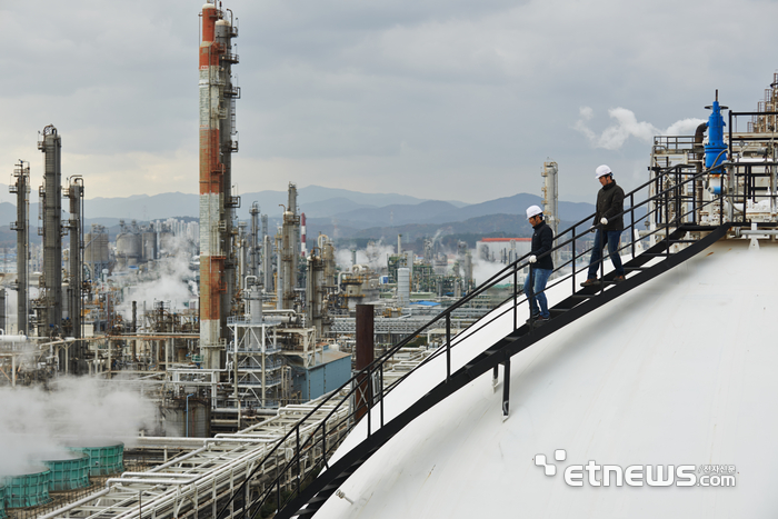 KGS 직원들이 플랜트 시설의 안전진단 작업을 수행 하고 있다. KGS 제공