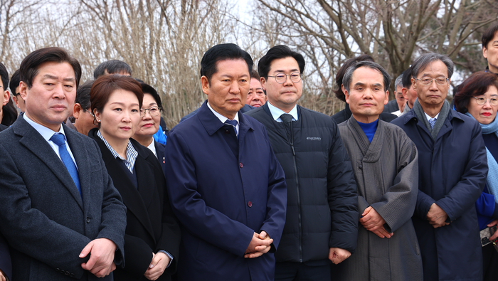 더불어민주당 정청래 대표가 11일 인천 강화군 강화평화전망대 망배단을 찾아 참배한 뒤 관계자로부터 설명을 듣고 있다. 연합뉴스
