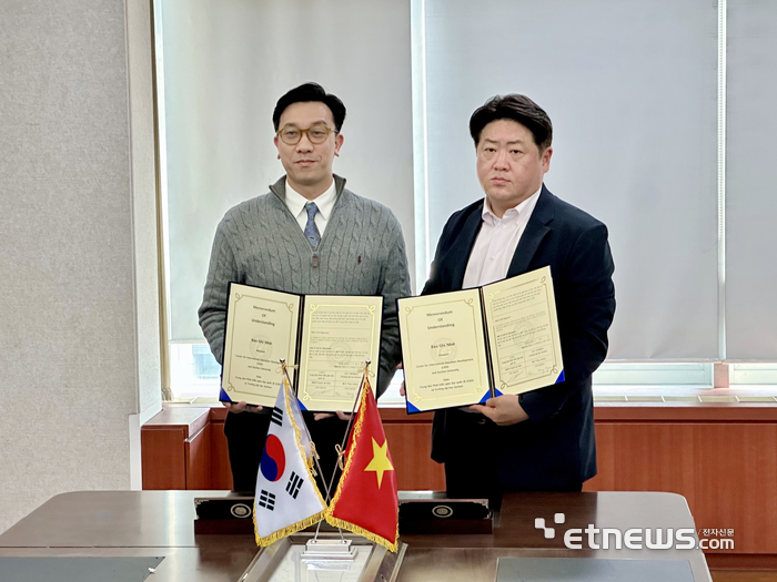 김상혁 가천대 국제교류처장(오른쪽)과 판 탄 빈 CIED 부센터장이 25일 가천대 글로벌센터에서 글로벌 인재 양성을 위한 업무협약(MOU)을 체결한 뒤 기념촬영을 하고 있다.