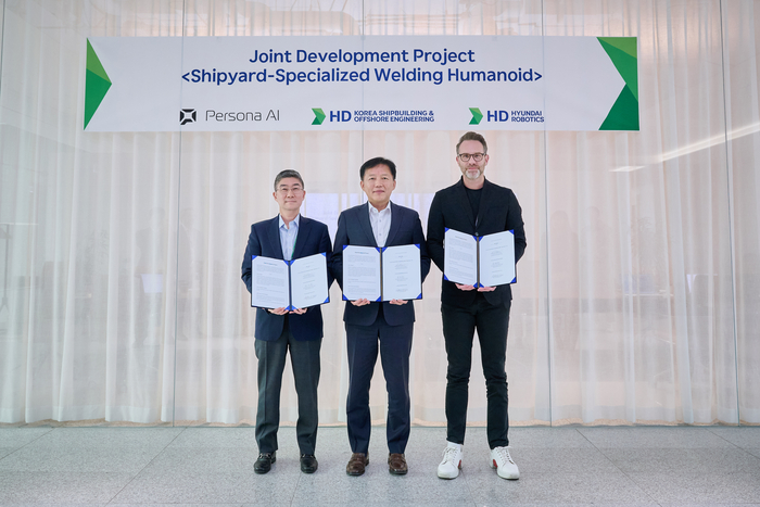 HD현대는 최근 '조선소 특화 용접용 휴머노이드의 실증 및 상용화를 위한 공동개발 협약'을 체결했다. 왼쪽부터 송영훈 HD현대로보틱스 솔루션개발부문장, 이동주 HD한국조선해양 제조혁신연구소 부문장, 닉 래드포드 페르소나 AI CEO. HD현대