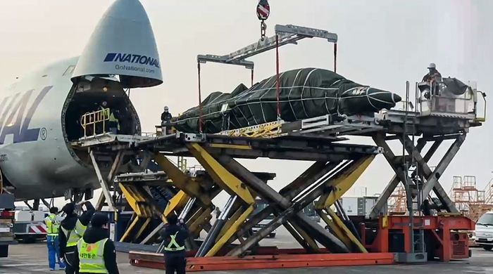 CJ대한통운이 인천공항에서 인도네시아로 보낼 T-50i 훈련용 전투기의 동체를 화물기에 적재하고 있다. 동체, 날개, 수직꼬리날개, 엔진 등 4개의 핵심부품으로 분해된 상태에서 운송된 후 현지에서 재조립됐다.