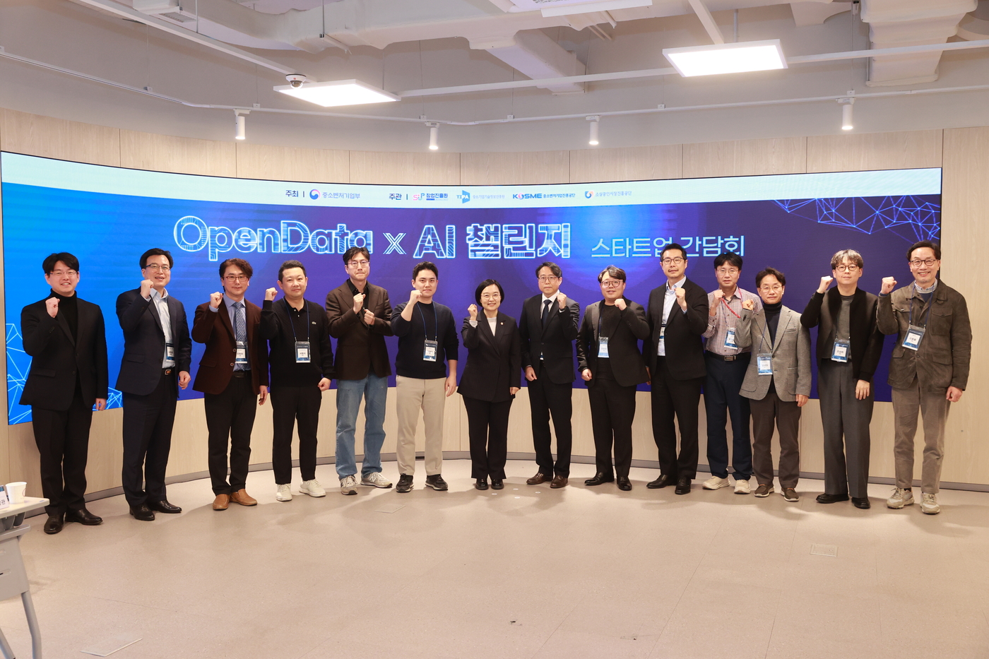 한성숙 중소벤처기업부 장관과 진동환 마이메타 대표( 왼쪽 세번째) 등 6개 스타트업 대표가 지난 12일  'OpenData X AI 챌린지 스타트업 간담회'에서  기념 촬영했다.