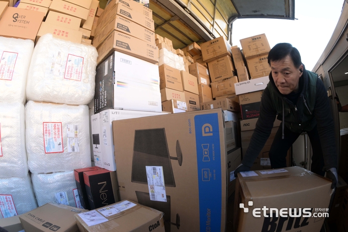 2025년 을사년 새해 첫 출근일인 2일 서울 용산구 전자상가에서 상인들이 물품을 운반하고 있다. 김민수기자 mskim@etnews.com