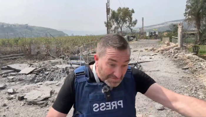 레바논에서 전황을 중계하던 러시아 국영 RT 소속 기자가 인근에 떨어진 이스라엘 공습에 몸을 움츠리고 있다. 사진=스티브 스위티 엑스 캡처 / RT 산하 럽틀리