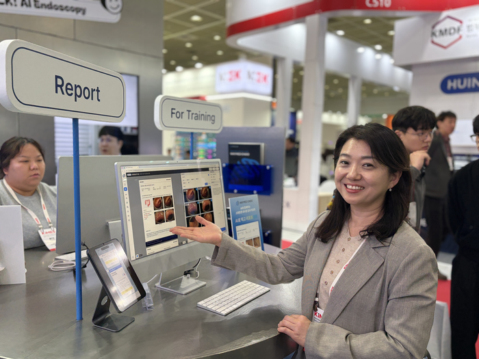 이지은 웨이센 최고전략책임자(CSO·이사)가 제41회 국제의료기기·병원설비전시회(키메스 2026)에서 AI 내시경 '웨이메드 엔도'의 신규 기능을 소개하고 있다.(사진=웨이센)