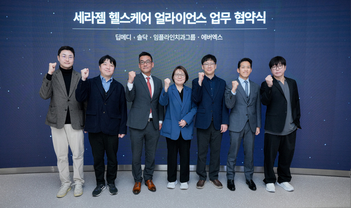 (왼쪽부터)  김민승 솔닥 대표, 이광진 딥메디 대표, 조용준 세라젬  미래전략추진단장, 윤미나 세라젬 고객경험혁신부문장, 박준용 세라젬AX센터장, 윤찬  에버엑스 대표, 유종균 임플라인치과그룹  그룹 대표