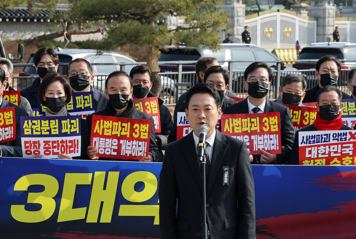 국민의힘 장동혁 대표가 5일 청와대 사랑채 앞에서 열린 현장 의원총회에서 발언하고 있다. 연합뉴스