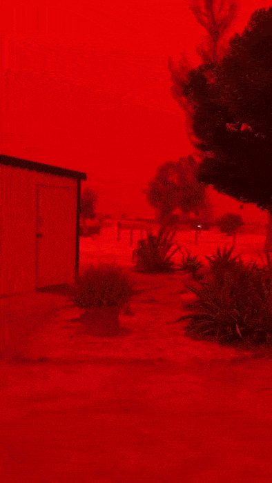 열대성 저기압 나렐이 강타한 이후 서호주 일부 지역 하늘이 붉게 물들었다. 사진=샤크 베이 캐러밴 파크 페이스북 캡처