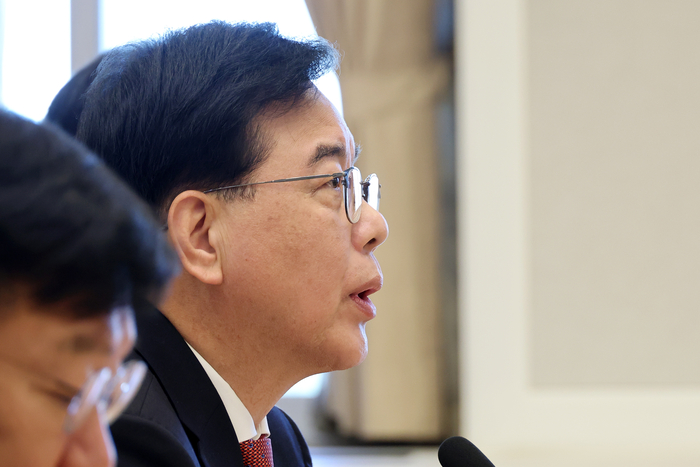 국민의힘 송언석 원내대표가 19일 국회에서 열린 중동사태 관련 정유업계 대표와의 정책간담회에서 발언하고 있다. 연합뉴스